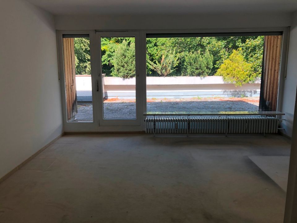 ILIEV IMMOBILIEN: Schön geschnittene und ruhige 5-Zimmer-Dachterrassenwohnung mit Süd-/Westausrichtung in HARLACHING (Harthauser Straße) in München