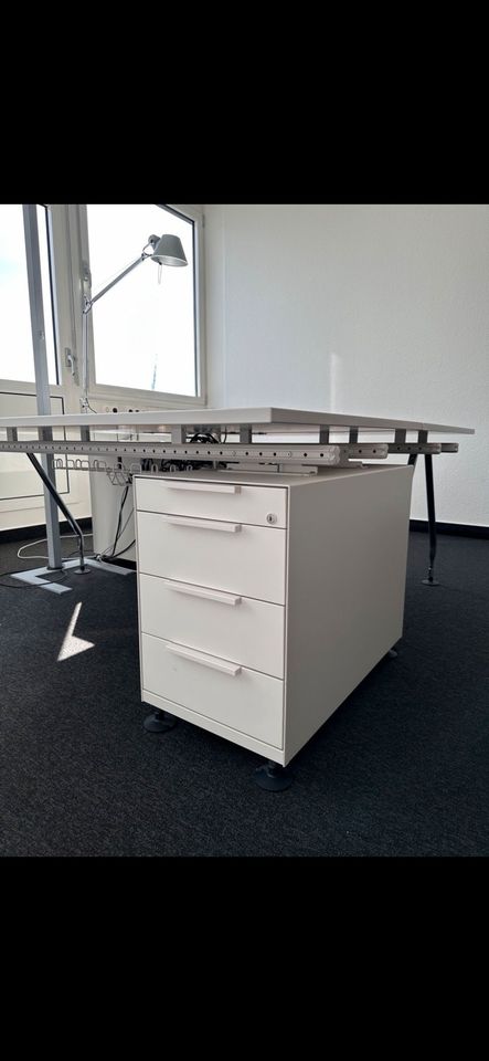 100 x Vitra Ad Hoc Schreibtisch weiß Sonderangebot Büro in Rodgau