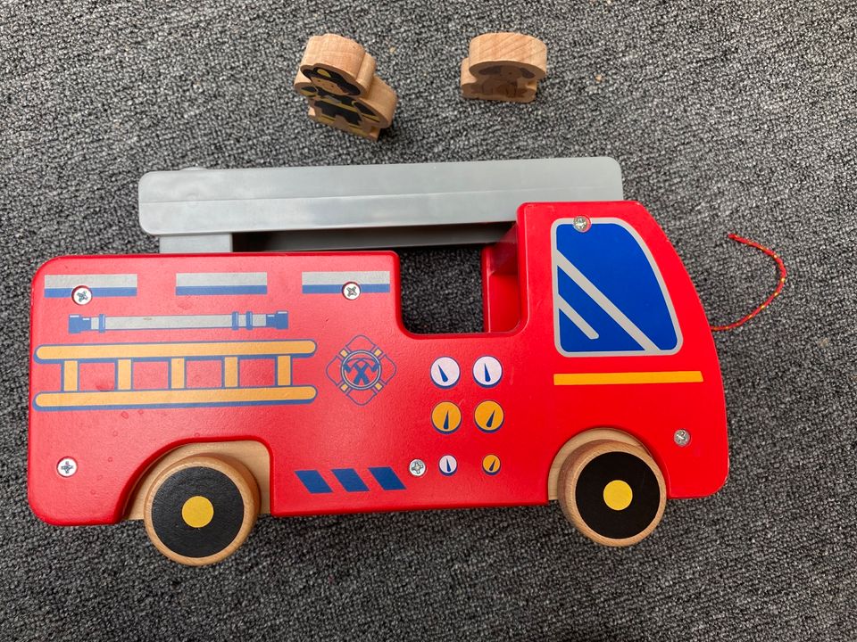 Holz Feuerwehrauto mit Figur und Hund in Essen