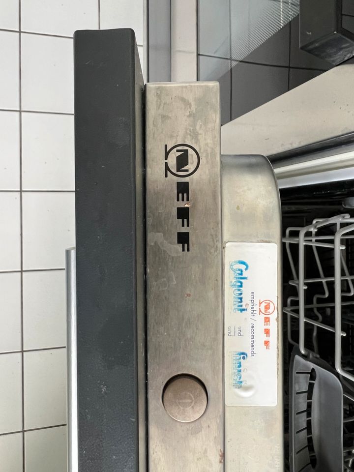 Küchenzeile mit Backofen, Spülmaschine und Kühlschrank in Frankfurt am Main