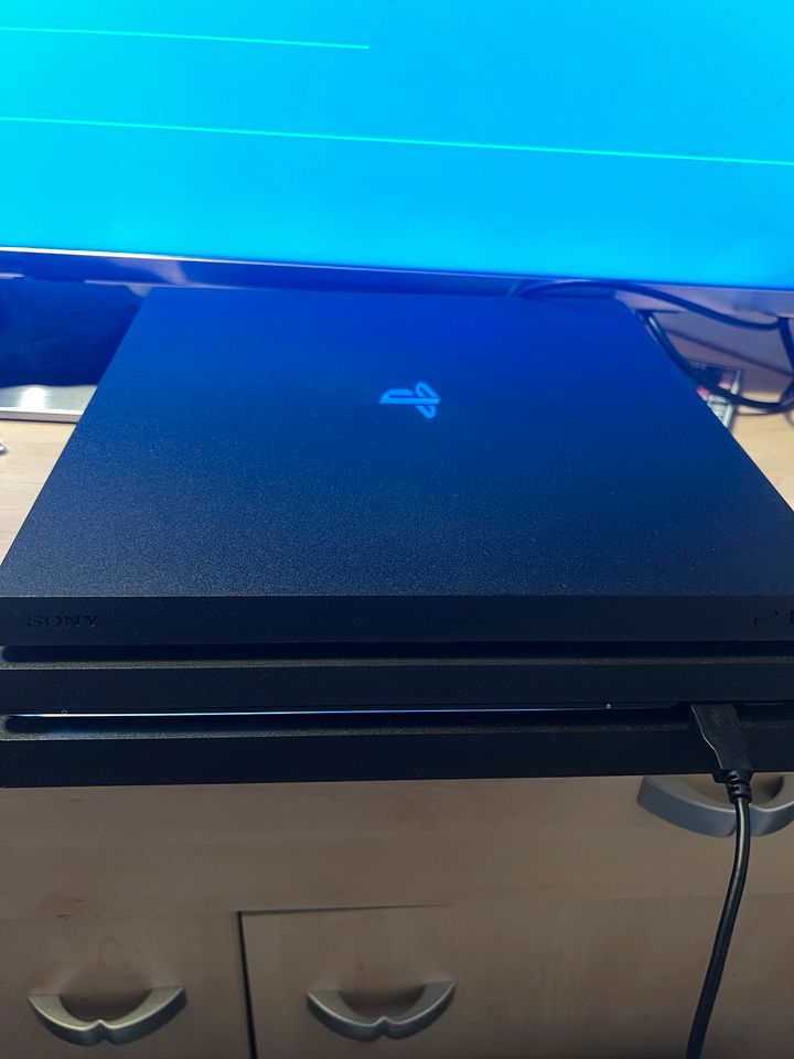 Ps4 Pro  sehr guter Zustand in Burghausen