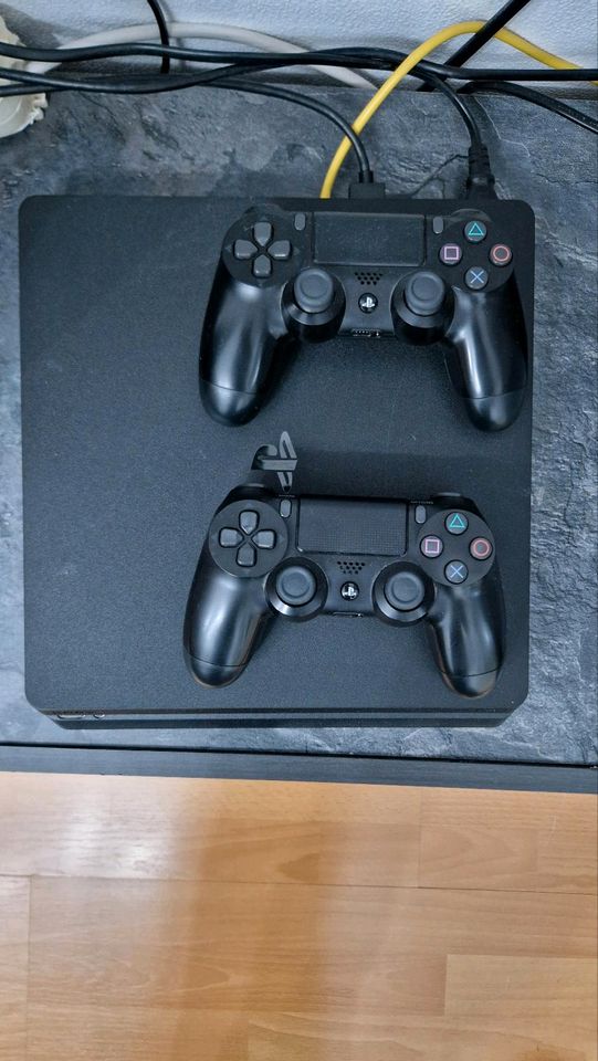 Playstation 4 Slim 1 TB mit zwei Controllern in Ilsede