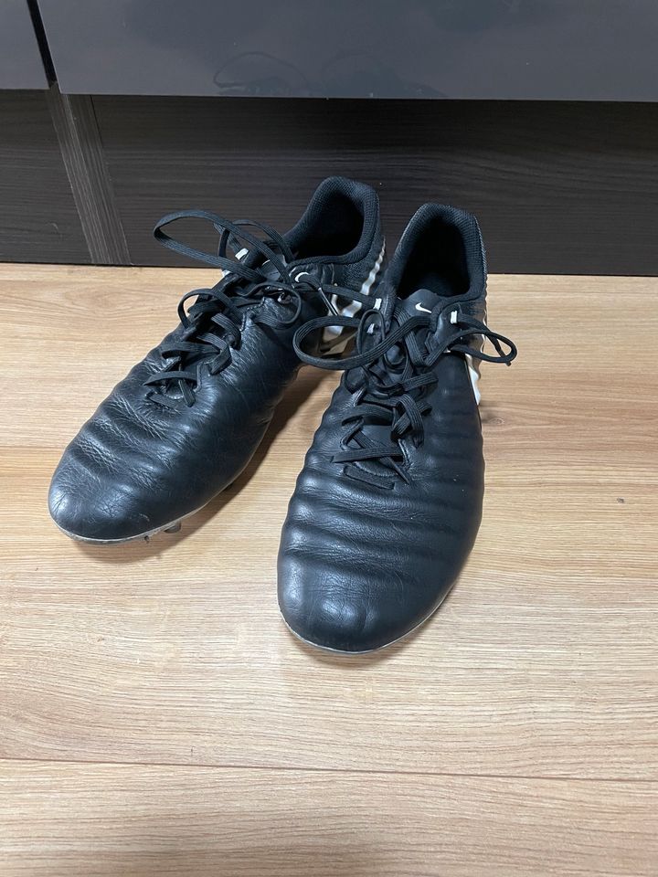 Fußballschuhe 3 bis 5 mal getragen in einem top Zustand in Hanau