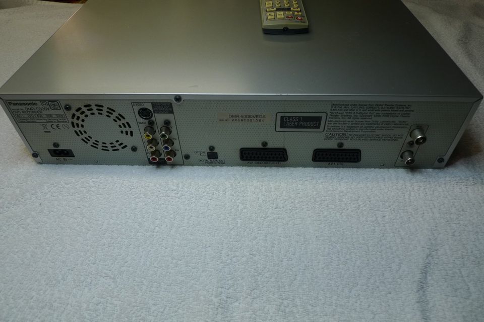 Panasonic DMR-ES30V VHS & DVD Recorder Kombigerät. DEFEKT!! in Ahlerstedt