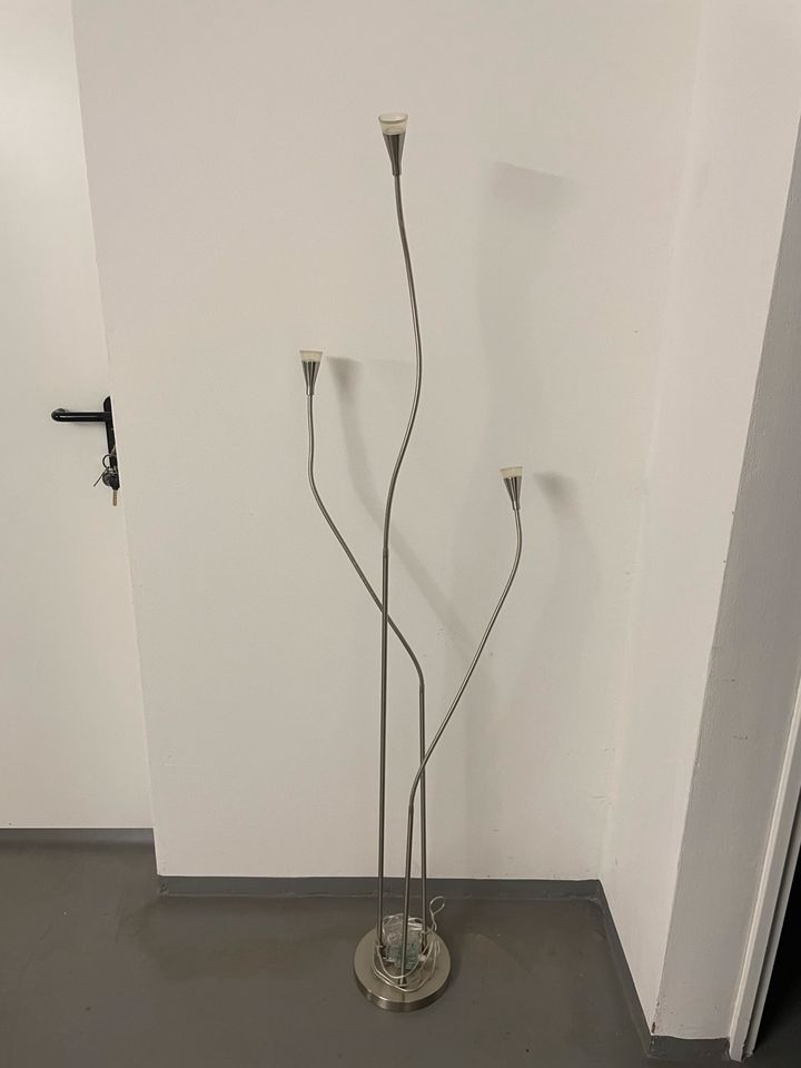 Silberne Stehlampe IKEA in Braunschweig
