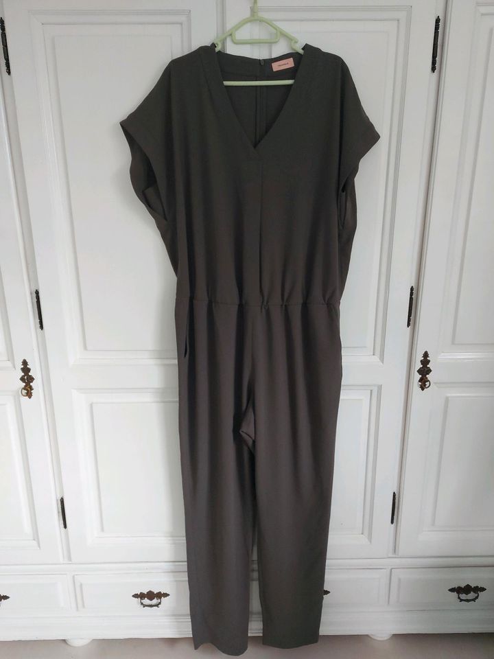 Jumpsuit 'Triangle' anthrazit/oliv Gr.48/50 in Itzehoe