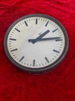 Pragotron Bakelit Bahnhofs-uhr Industrieuhr 1960er XXL 48cm Sachsen - Lommatzsch Vorschau