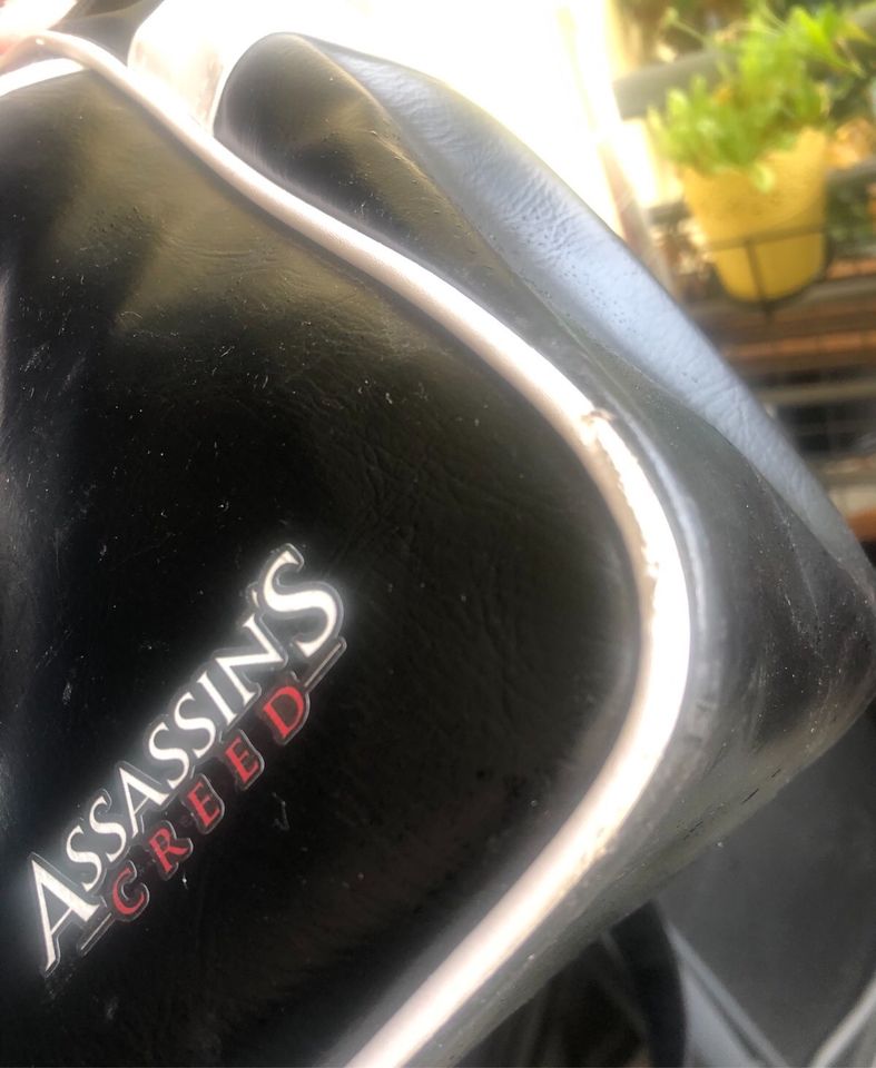 Umhängetasche Schwarz Assassins Creed stark gebraucht in Kaufbeuren