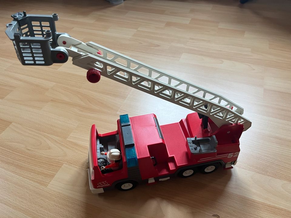 Playmobil Feuerwehr Leiterwagen in Velbert