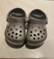 Kleinkinder Crocs, neuwertig in Größe C4 (19-20), in Silber/ grau Hessen - Hanau Vorschau