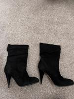 Stiefeletten Gr. 39 Schwarz Wildleder Buffalo Niedersachsen - Tespe Vorschau