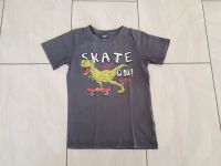 DOPODOPO Dinosaurier Skater T-Shirt Kurzarmshirt grau 128 TOP Niedersachsen - Wolfsburg Vorschau