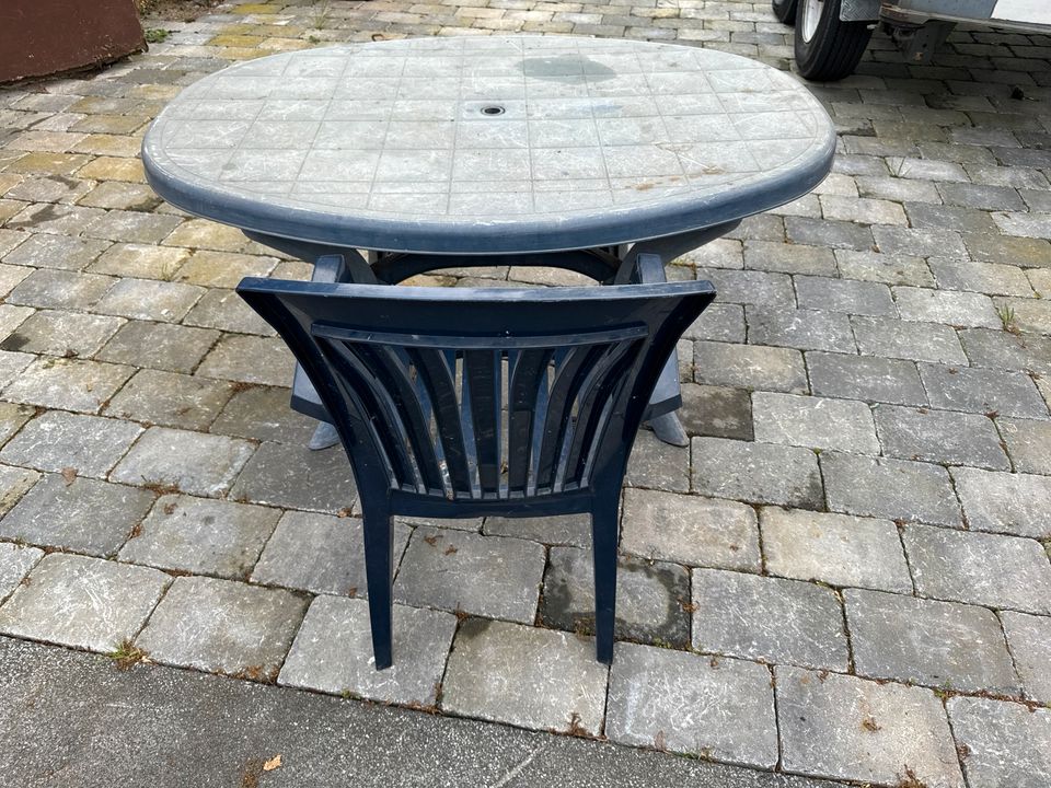 Gartenstuhl und Tisch im wunderschönen Königsblau in Rietberg