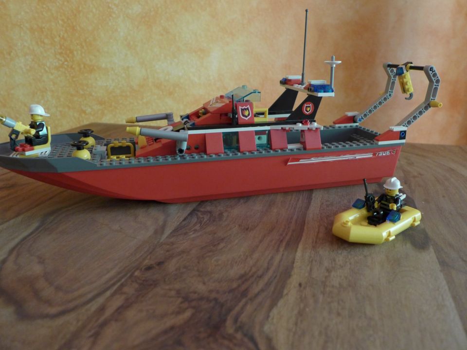 Lego City 7906 - Feuerwehrboot in Berlin