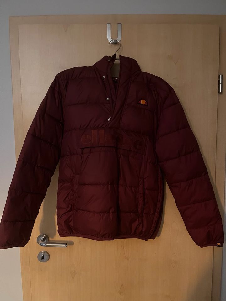 Ellesse Jacke in Bordeauxrot in Neu-Isenburg