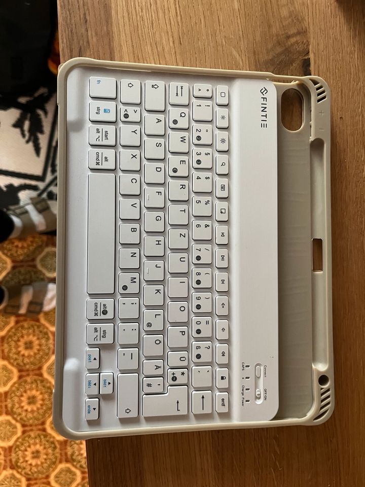 Goldene Schutzhülle iPad Air/ Pro 11“ & Tastatur von Fintie in München