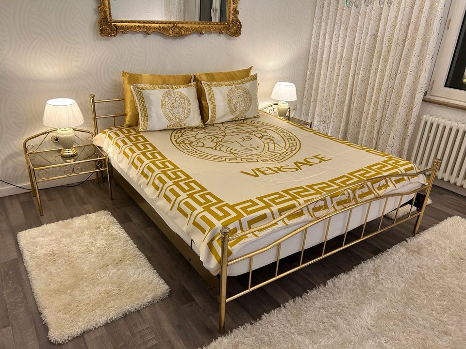 Schlafzimmerbett mit Nachttische und Himmel in Gold in Marl