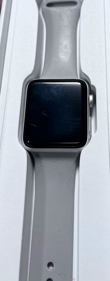 Apple Watch Series 3 , 42 mm , Gebraucht in Landsberg (Saalekreis)