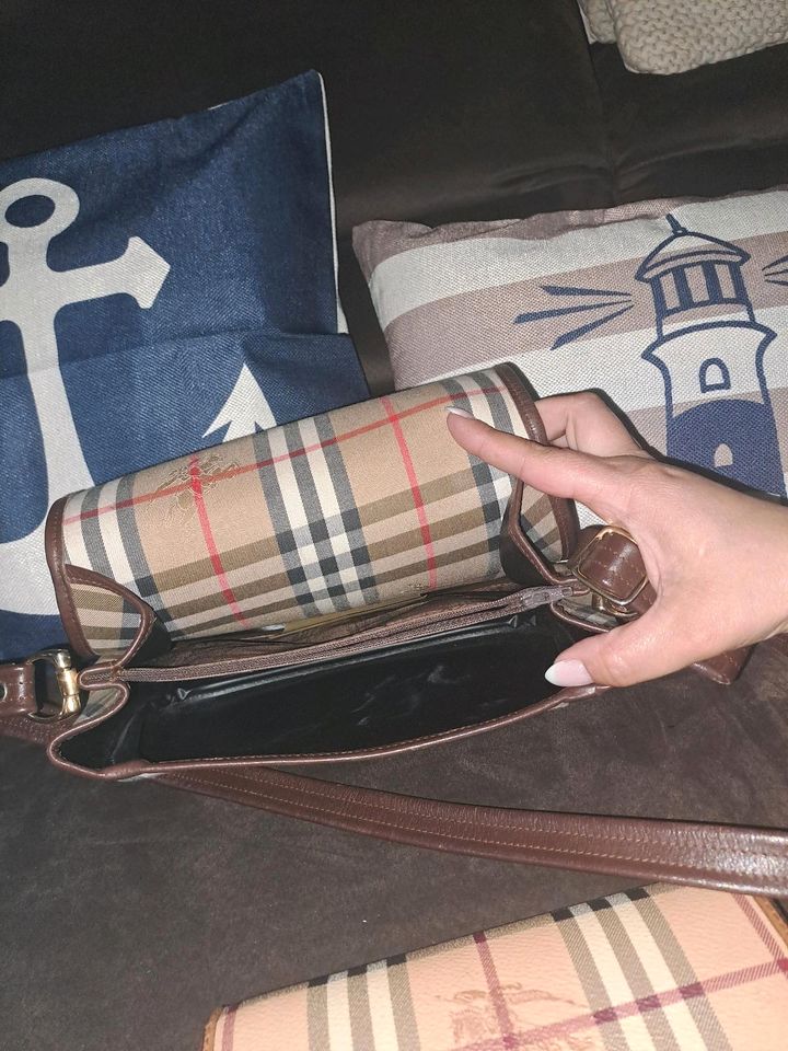 Handtasche und Portemonnaie der Marke Burberry in Salzwedel