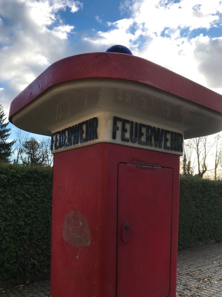 Notrufsäule Feuerwehr eiserne Mann 60 Jahre Oldtimer Deko in Augsburg