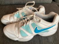 Nike Tennisschuhe Indoor Hallenschuhe  Gr. 41 Niedersachsen - Vechelde Vorschau