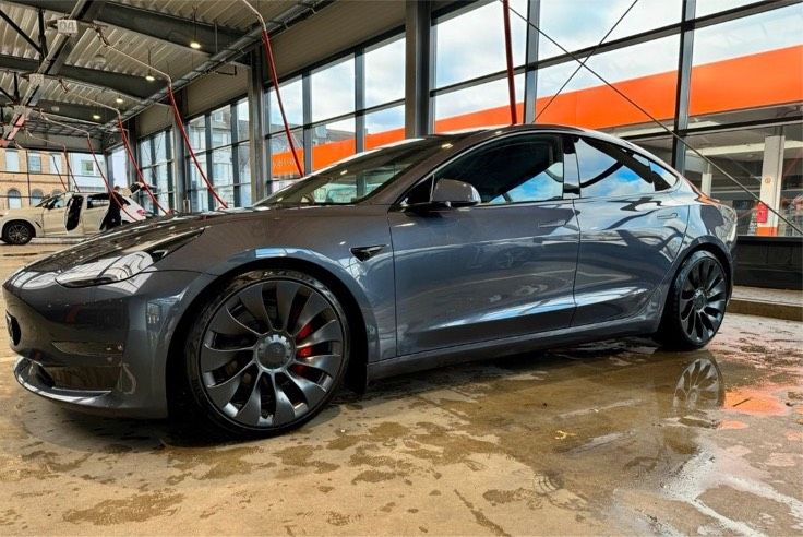 Tesla Model 3 Performance 2023 in Siegburg