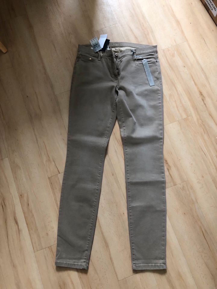 Neu Damenhose Brax Mila Gr. 42L, 32/34 in Laatzen