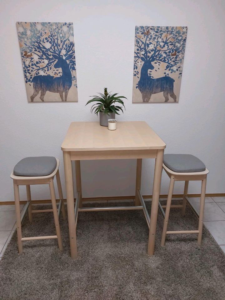 Tisch, Stehtisch, Bartisch mit zwei Barhockern, Stühlen in Großostheim