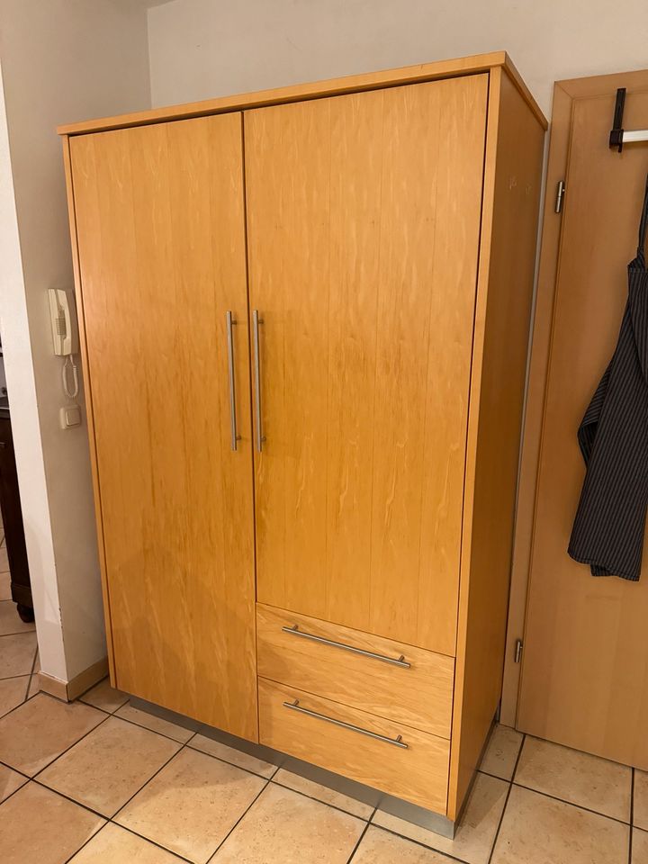 Küchenschrank mit integriertem Kühlschrank (geschreinert) in Landshut