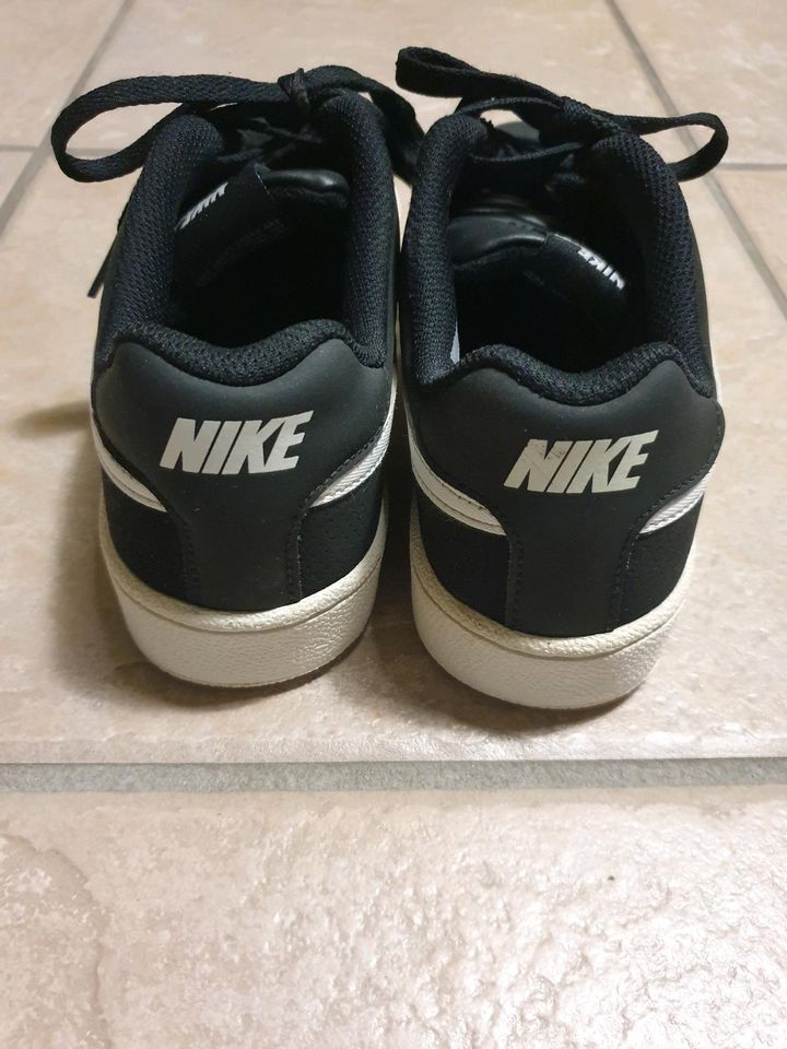 Retro Nike Sneaker schwarz Gr. 39 fallen wie 38 aus in Kleinwallstadt