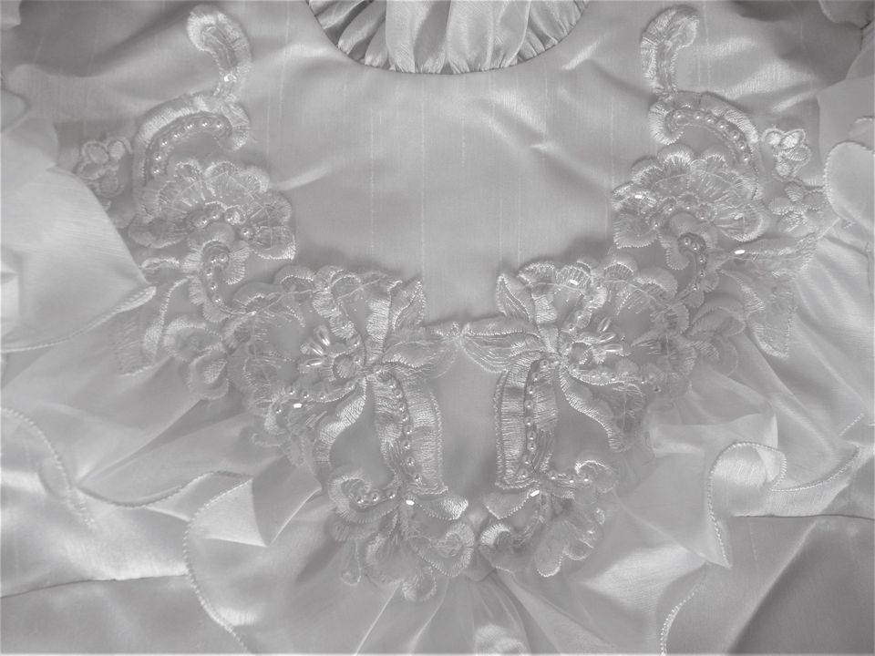 Traumhaft weißes festliches Kleid mit Perlen Verzierung in Köthen (Anhalt)
