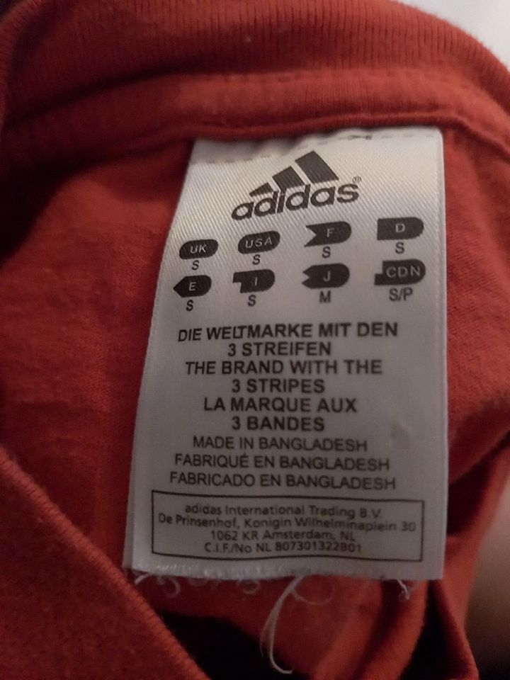 Rotes adidas Sport t-shirt in Solingen