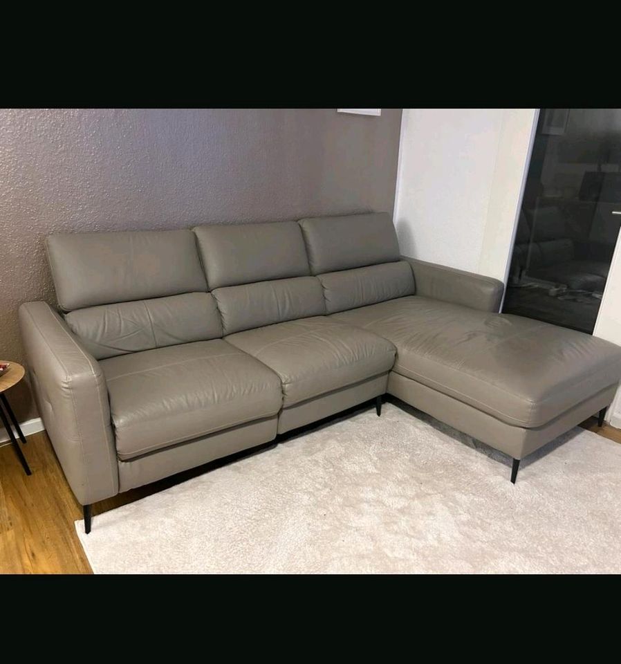 Sofa aus Leder& elektr.Relaxfunktion /Abholung Geesthacht in Adendorf