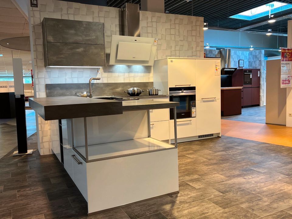 Einbauküche Nobilia Lux bisher 16.270.-€ jetzt bei uns 8499.-€ Musterküche, Ausstellungsküche,Siemens Backofen,Indukitonsfeld,Spülmaschine,Dunsthaube,Kühlschrank Neuware, Modellwechsel in Kempen