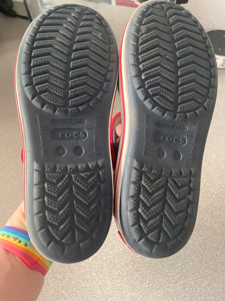 Crocs Unisex, Sandalen, Crocband Kids Blau rot, J2, Gr. 32 33 in Frankfurt am Main