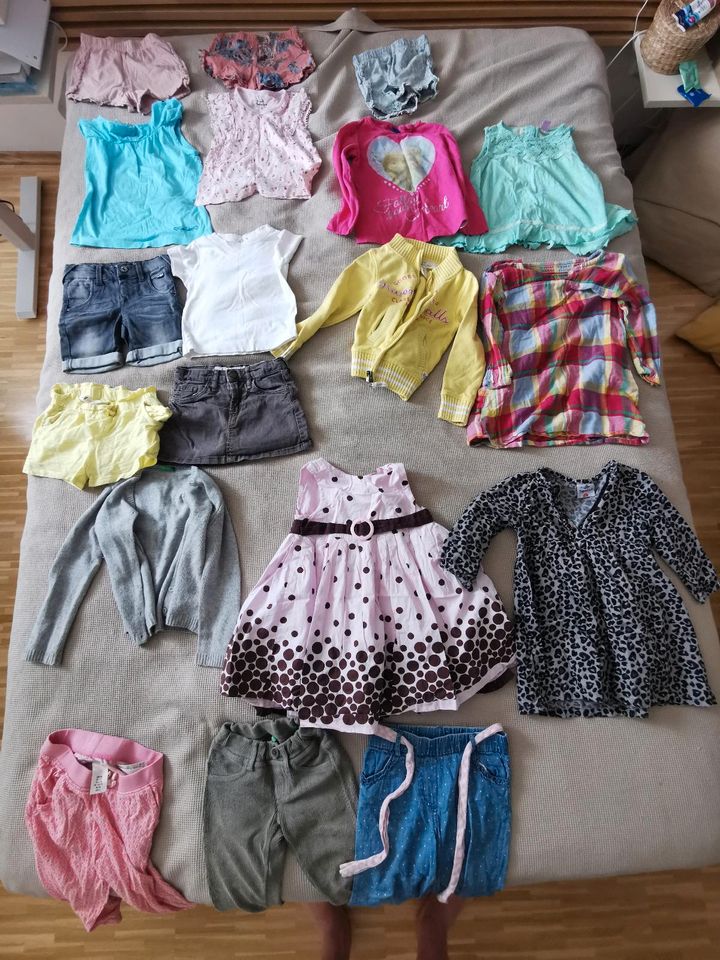 Kindersachen Kinderkleidung Mädchen Gebraucht Größe 98-100 in München