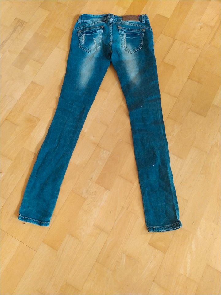 moderne Jeans in Döhlau