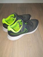 Nike Sportschuhe Gr.32 Mecklenburg-Vorpommern - Wattmannshagen Vorschau