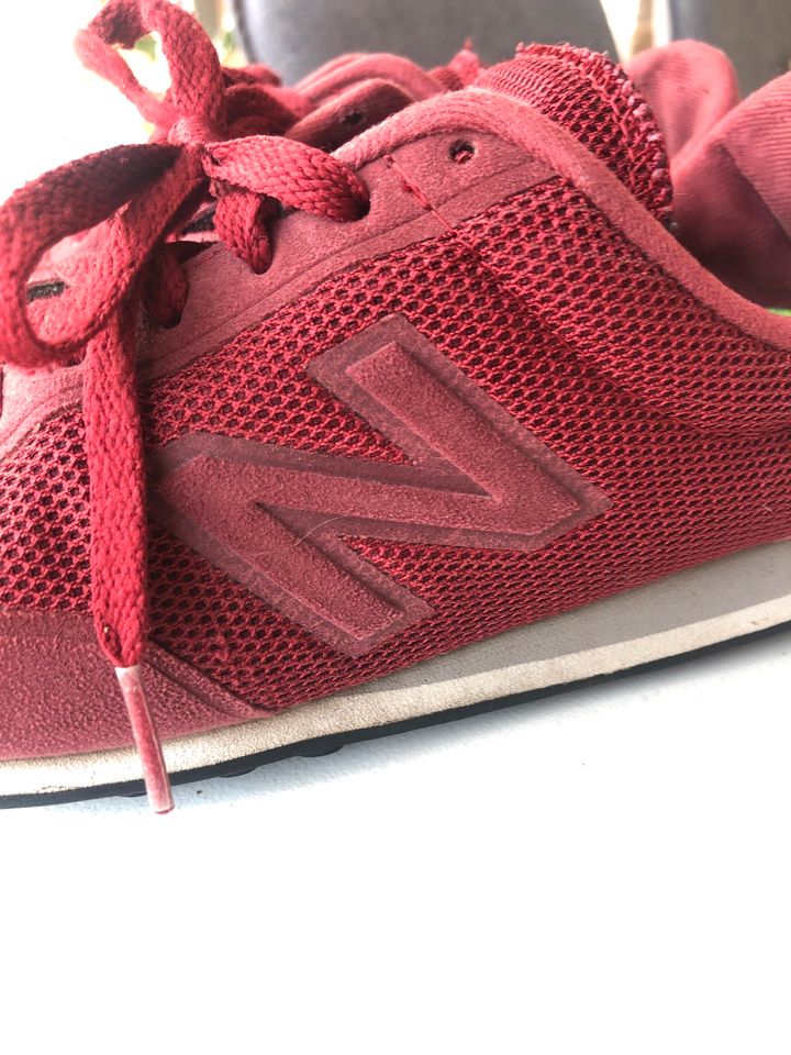 New Balance Original Sportschuhe Sneaker 39 Bordeaux Rot Laufschu in Apenburg-Winterfeld