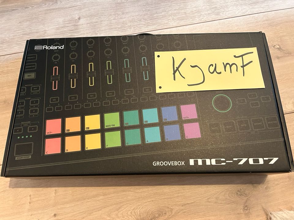 Roland MC 707 Groovebox Decksaver Neuzustand in Handorf