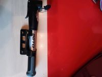 Mini Luftpumpe mit Reifenschaum und Ventilen Hessen - Selters Vorschau