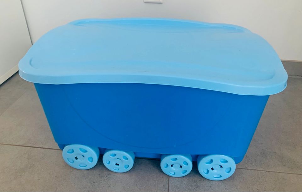 Spielzeugkiste mit Deckel auf 8 Rädern mit Smiley TOP in blau in Dorsten