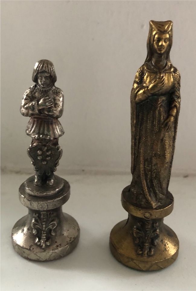 Historische Schachfiguren Metallguss Lilie Vintage in Alzenau