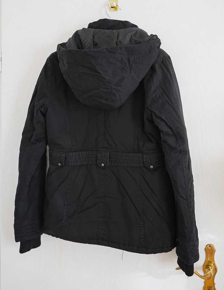 Schwarze Winterjacke von Madonna in Größe M in Bonn