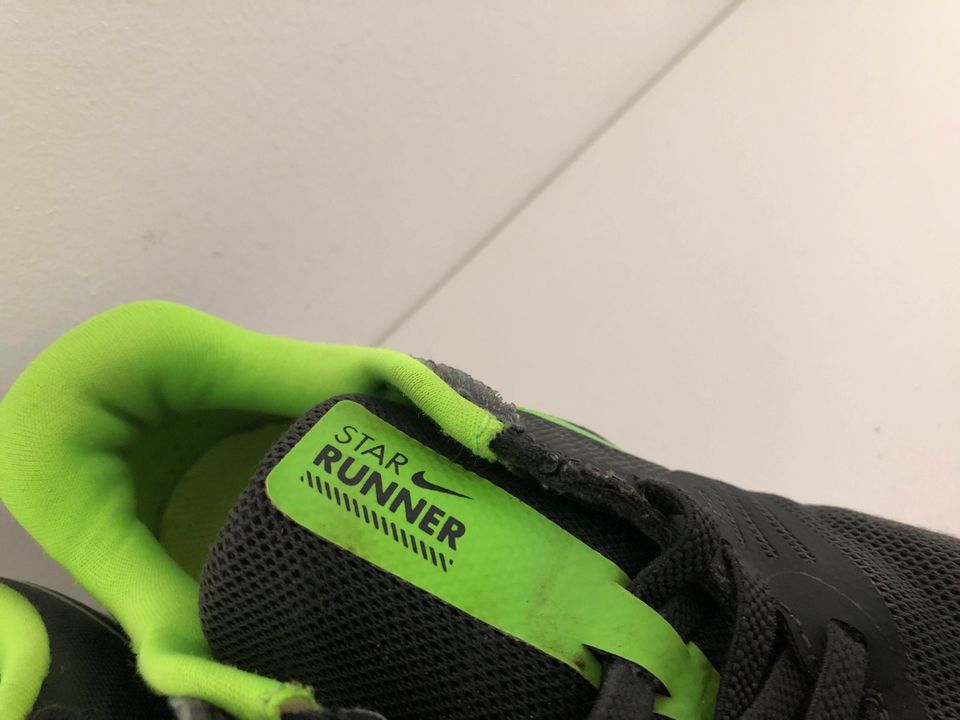 Nike Turnschuhe, Sneaker, schwarz/neongrün, Größe 32 in Wallenhorst