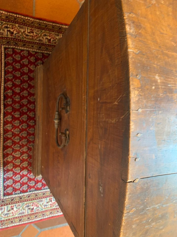 Antike Holztruhe, Schatztruhe in sehr gutem Zustand in Hannover