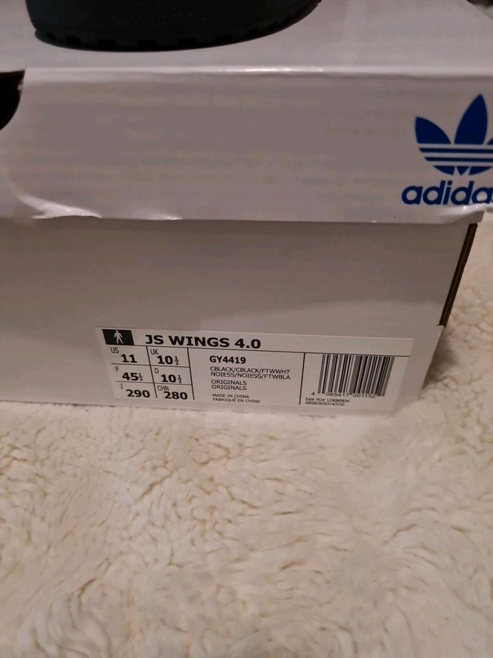 Adidas Wings 4.0 x Jeremy Scott Cloud Black 2022 | EU 45 1/3 in Stuttgart