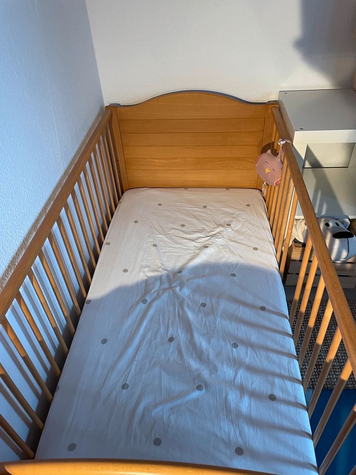 Kinder Gitterbett mit Lattenrost und Matratze in Neustadt in Holstein