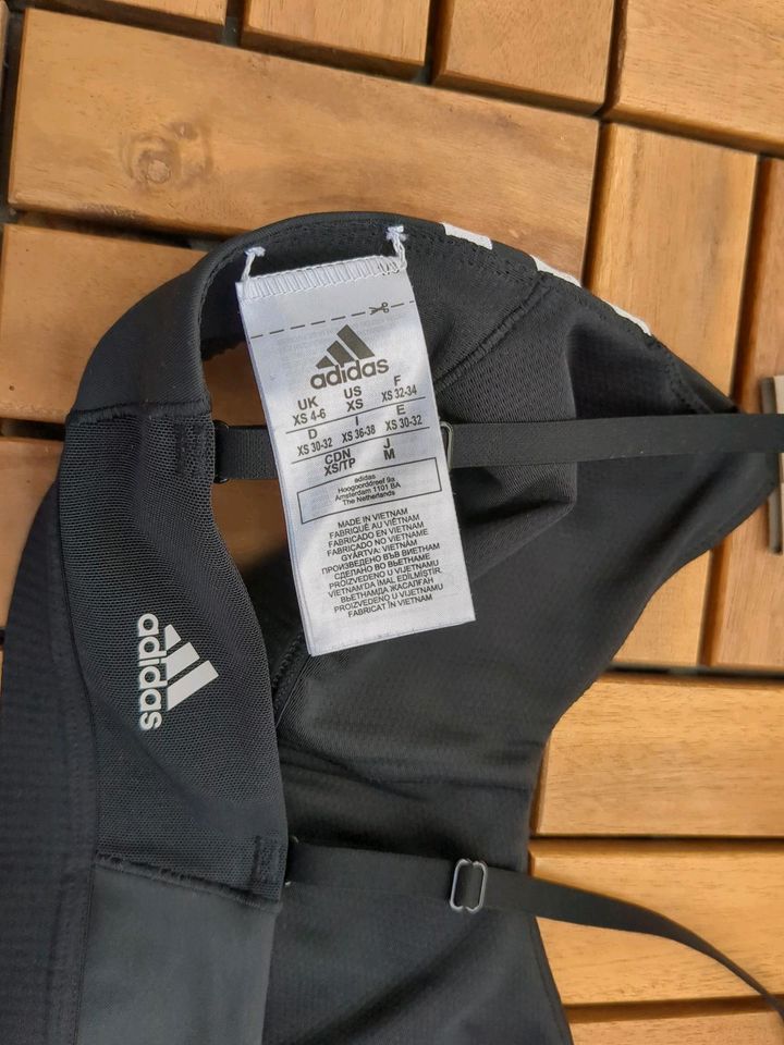 Set Adidas xxs Top Bustier (neu) + Leggings schwarz weiß 152 158 in Strausberg