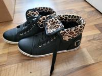 Schwarze Sneaker mit Leomuster Sachsen - Pegau Vorschau